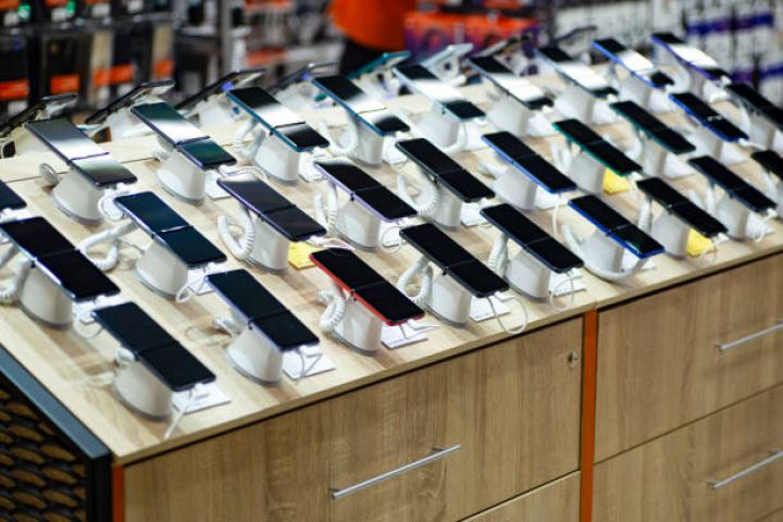 Xaricdən 1 ədəddən artıq gətirilən mobil telefonlar üçün 100 manat rüsum alınacaq