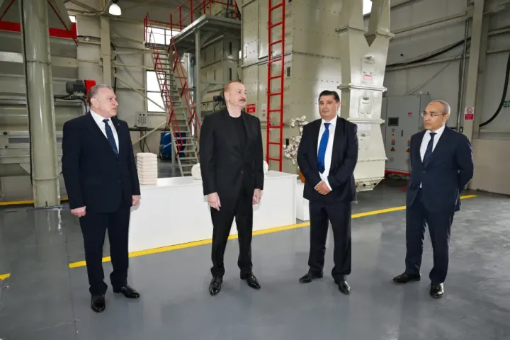 Prezident “Taşobası” şirkətinin pambıq emalı zavodunun fəaliyyəti ilə tanış olub