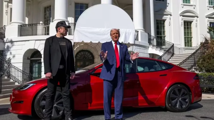 Elon Musk-ın siyasi mövqeyi Tesla-ya baha başa gəldi: 1 milyondan çox avtomobil itkisi