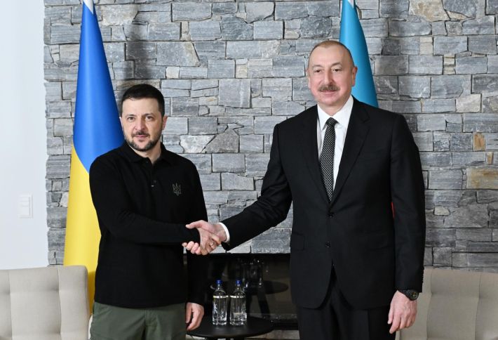 Əliyev Zelenski ilə görüşüb