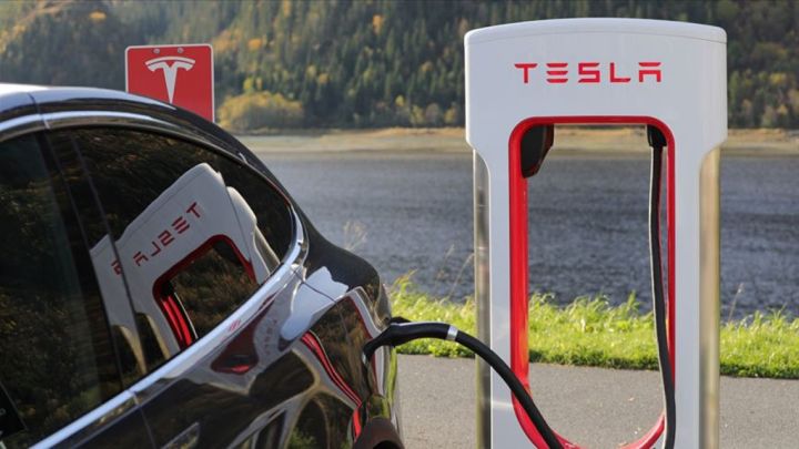 Tesla-nın xalis mənfəəti 17% artıb