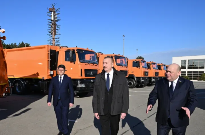 Prezident İlham Əliyev məişət tullantıları daşıyan texnikalarla tanış olub