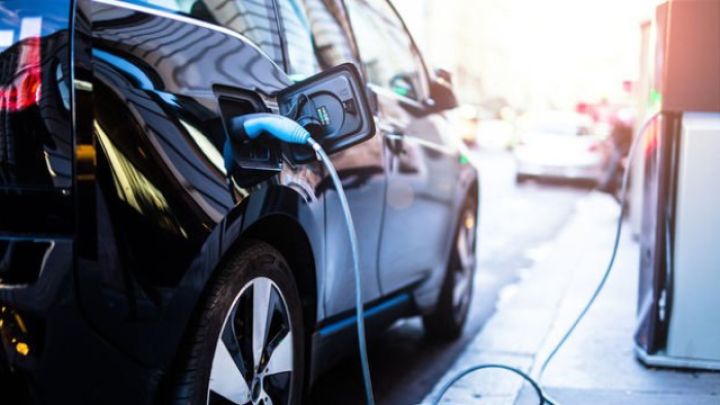 Dünyada 2025-ci ildə elektrikli avtomobil satışları 20,7 milyona çataraq rekord qırıb