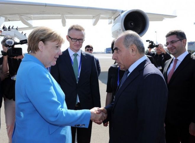Almaniya Kansleri Azərbaycana gəldi