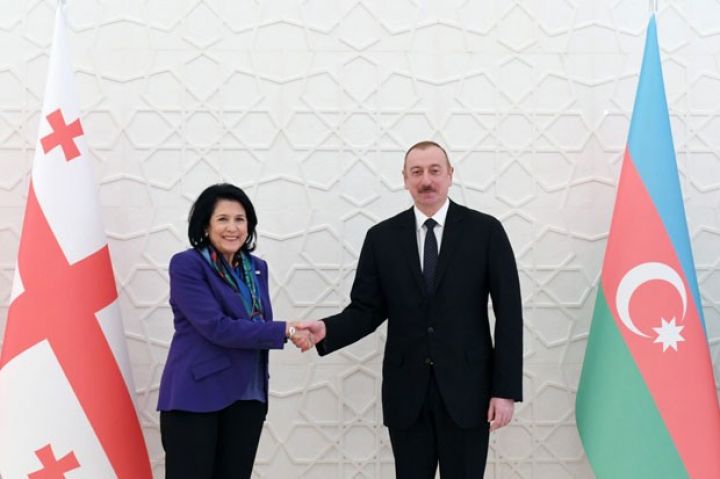Əliyev və Zurabişvili təkbətək görüşdü