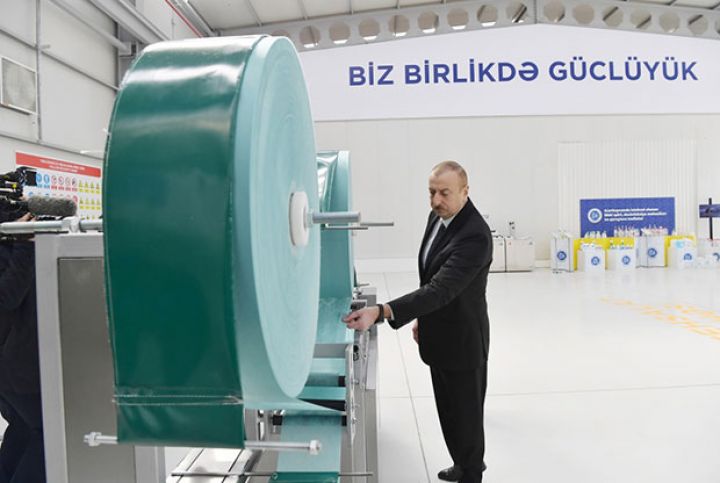 İlham Əliyev tibbi maska istehsalı müəssisəsinin açılışını etdi