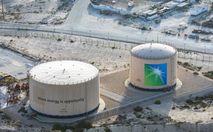 “Saudi Aramco”nun xalis mənfəəti yarıbayarı azalıb