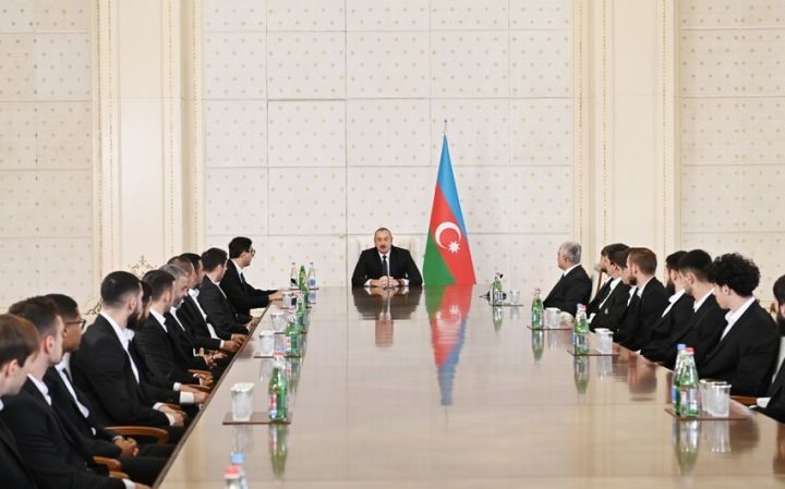 İlham Əliyev futbol klubunun üzvlərini qəbul edib