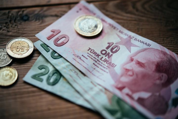 Lirə son sutkada manata qarşı 10% ucuzlaşıb