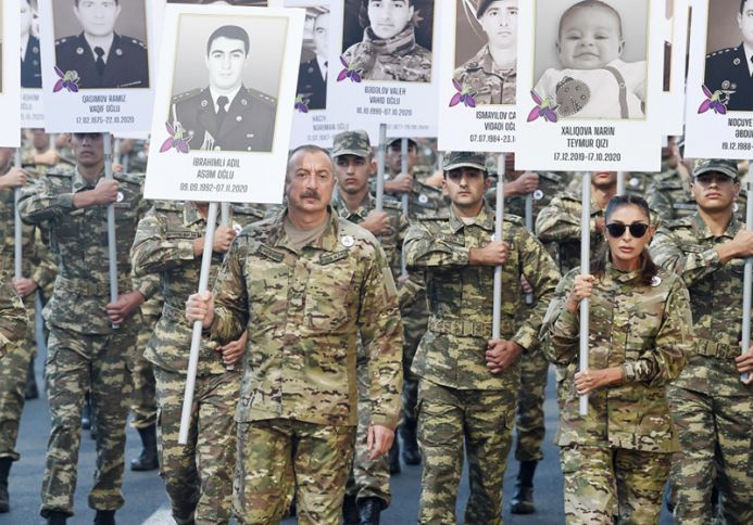 İlham Əliyev və birinci xanım Mehriban Əliyeva yürüşdə iştirak ediblər