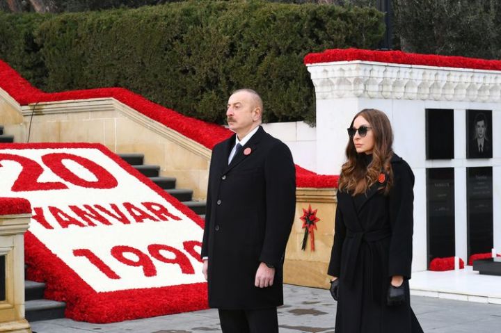 Prezident İlham Əliyev Şəhidlər xiyabanını ziyarət edib
