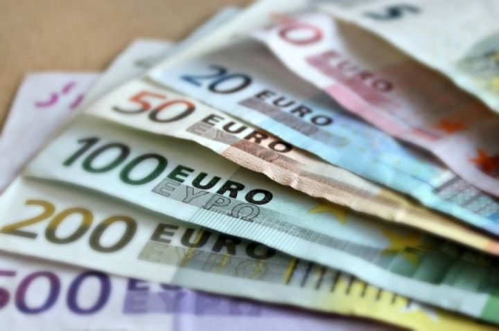 Avro Dollar qarşısında daha da ucuzlaşdı