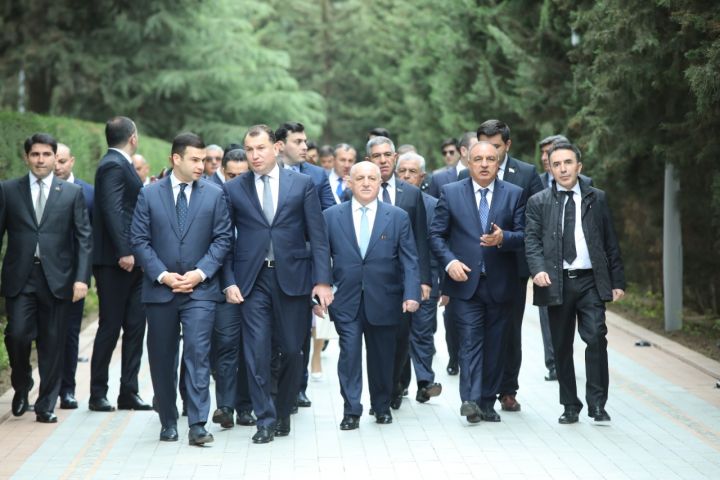 Sahibkarlar Fəxri Xiyabanı  və Şəhidlər Xiyabanını ziyarət ediblər