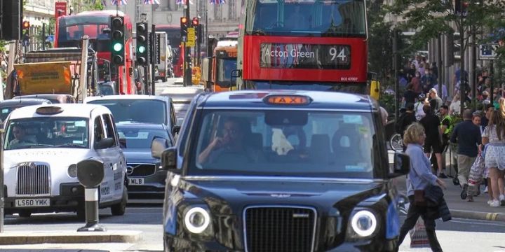 Britaniya rekord benzin qiymətləri səbəbindən taksi sürücülərinin çatışmazlığı yarana bilər