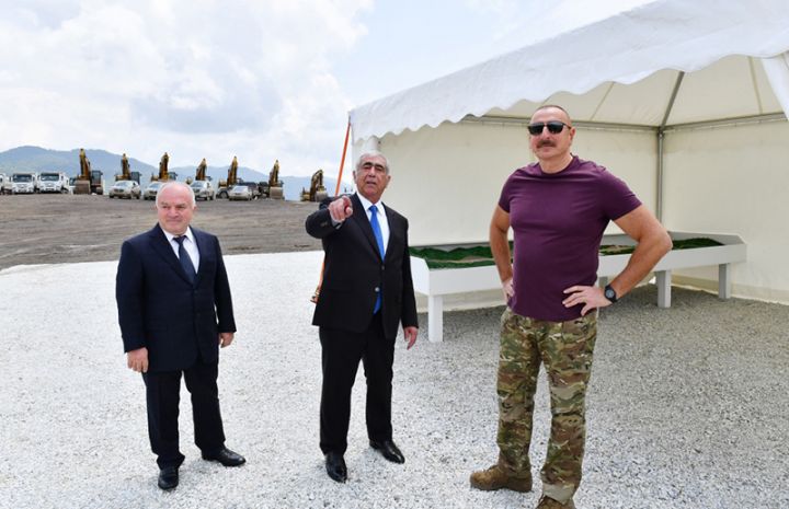 Laçına 30, Şuşaya 70, Kəlbəcərə 60 kilometrlik məsafədə yerləşir, saatda 200 sərnişinə xidmət edə biləcək
