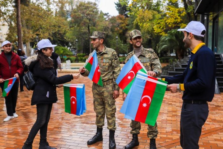 Zəfər və Bayraq günləri münasibətilə paytaxt sakinlərinə bayraqlar paylanılıb
