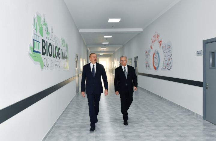 Prezident məktəb kompleksində yaradılan şəraitlə tanış olub
