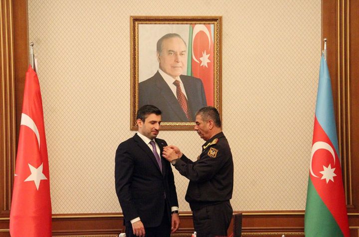 Müdafiə naziri “Baykar” şirkətinin texniki direktoru ilə görüşüb