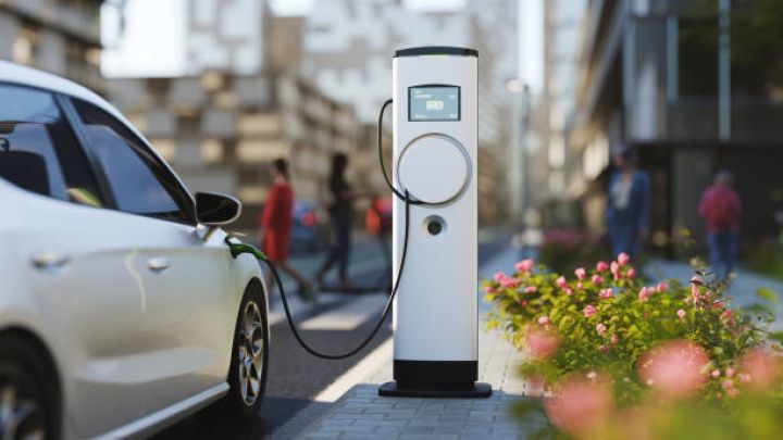 Azərbaycana tam elektrik avtomobillərin idxalı faizlə deyil, dəfə ilə artıb