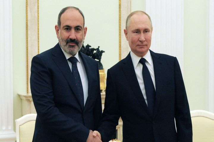 Putin Paşinyanla telefonla danışdı