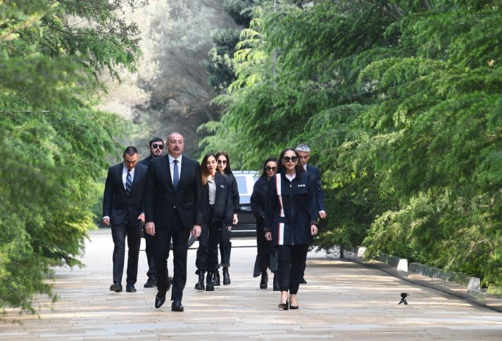 Prezident, birinci xanıım və ailə üzvləri Fəxri xiyabanda