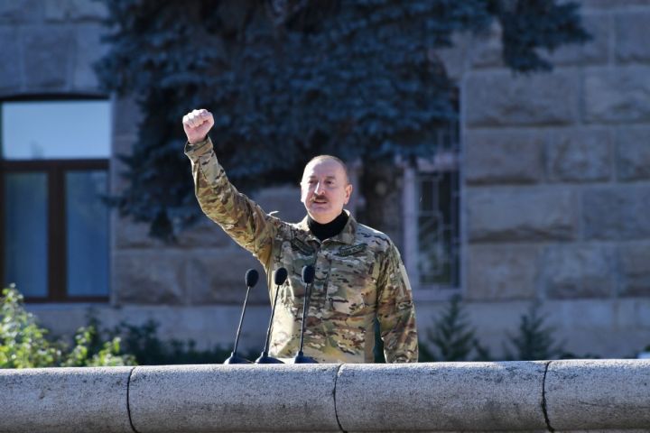 Prezident İlham Əliyev Xankəndidə hərbi paradda çıxış edib
