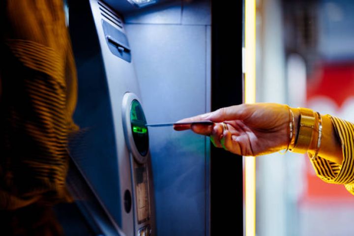 İri bank Rusiyada bankomatlar ilə xidmətini dayandırır