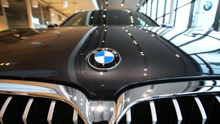 BMW 720 mindən çox avtomobili geri çağırır