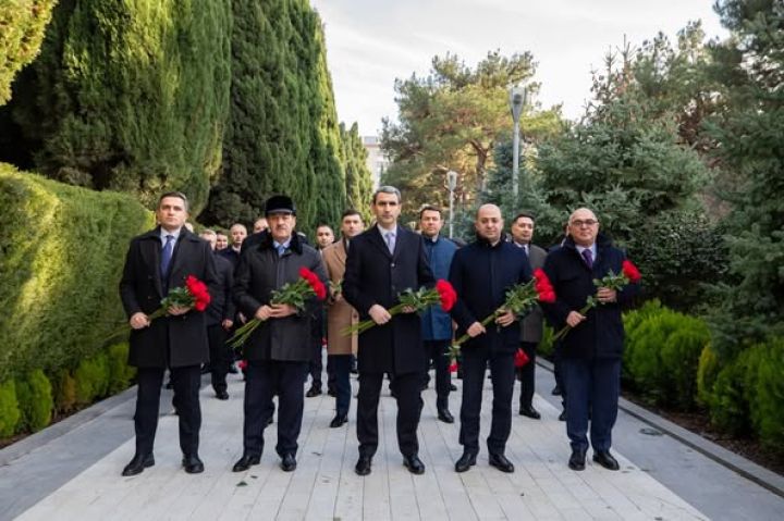 ADY rəhbərliyi və kollektivi Ulu Öndərin məzarını ziyarət edib