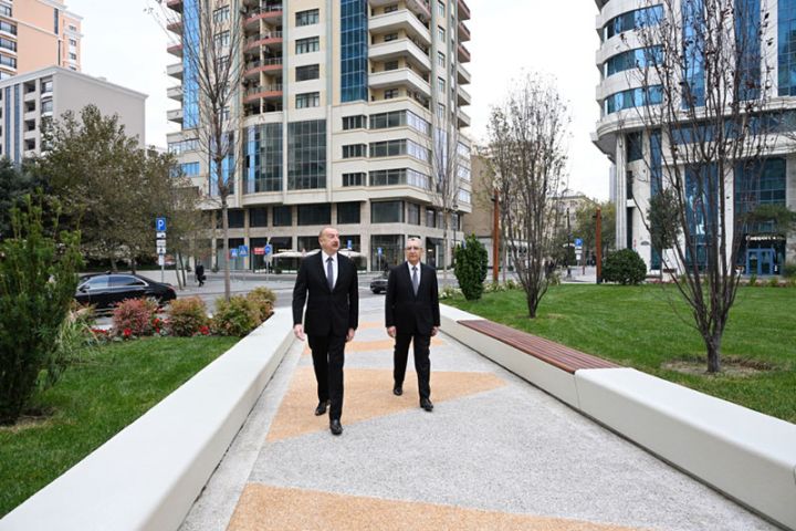 Prezident İlham Əliyev Bakıda yeni salınan parkda yaradılan şəraitlə tanış olub