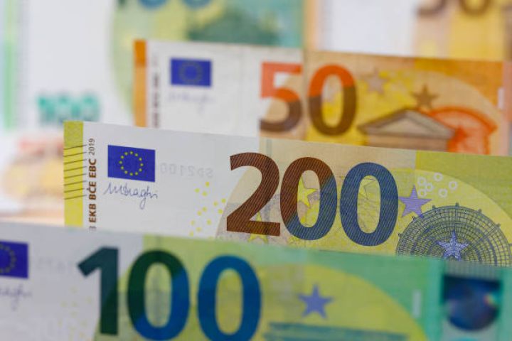 Zəif göstəricilər dolları ucuzlaşdırdı: Avro 7 həftənin ən yüksək səviyyəsində